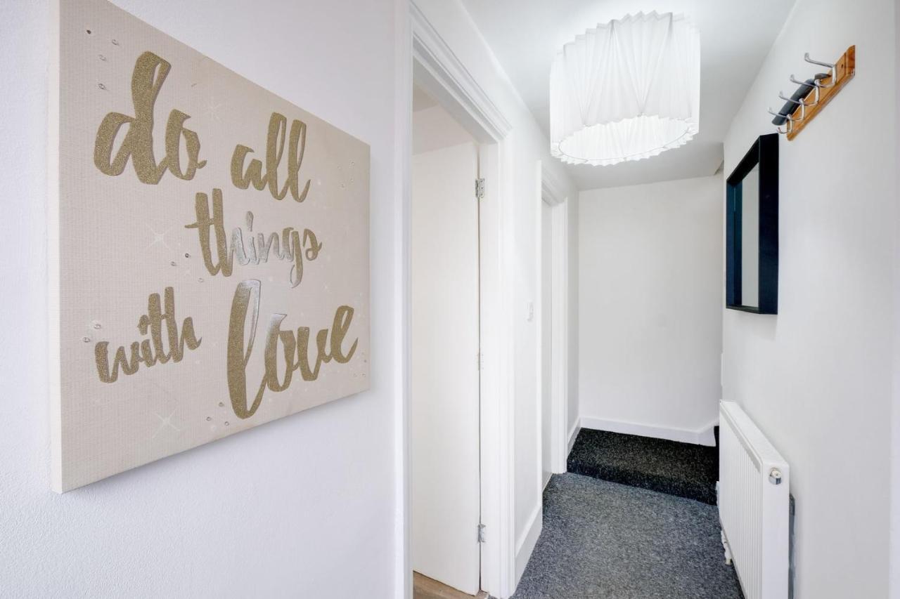 דירות Feltham Chic 1Br House In Hounslow - 12 Mins From Heathrow Airport מראה חיצוני תמונה