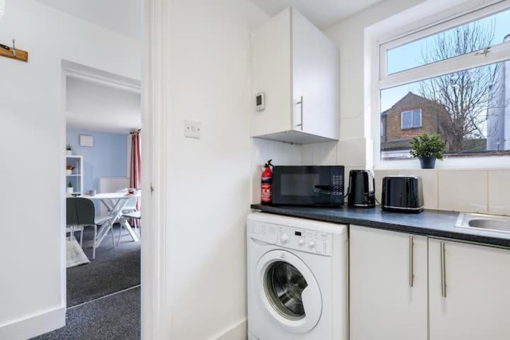 דירות Feltham Chic 1Br House In Hounslow - 12 Mins From Heathrow Airport מראה חיצוני תמונה