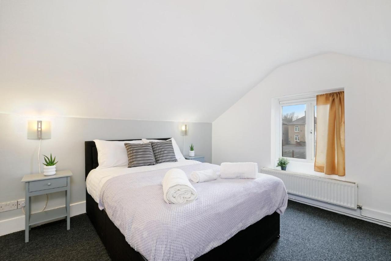 דירות Feltham Chic 1Br House In Hounslow - 12 Mins From Heathrow Airport מראה חיצוני תמונה